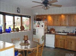 4 Carstairs St, East Patchogue, NY 11772
