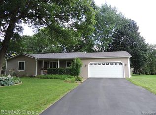 3182 Green Oak Dr, Commerce Township, MI
