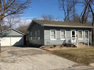 533 W. Douglas, Petersburg, IL 62675