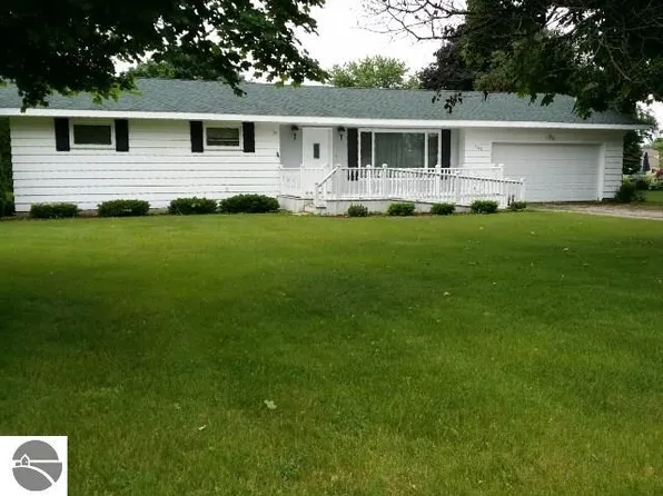 508 Eaton St, Breckenridge, MI 48615
