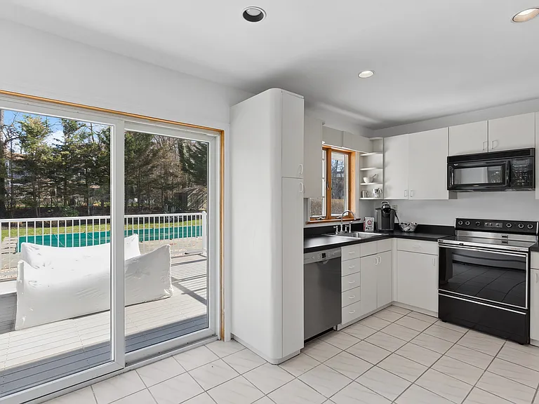 18 Noyac Harbor Rd — Photo 14