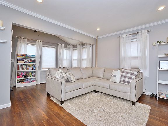 5th image of 8 Sommers Ln