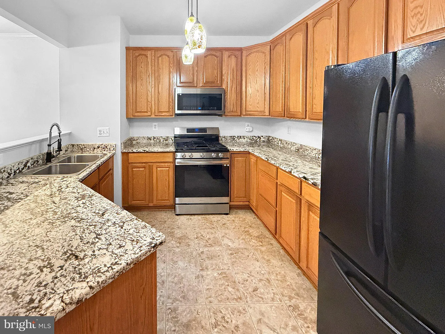 3 bed, 2.5 bath, 1704 sqft, $2,350 — Photo 3