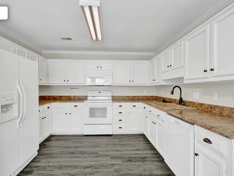 7707 Wyndham Cir — Photo 10
