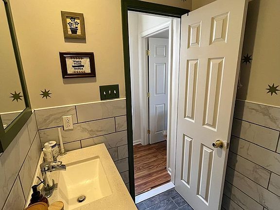 4th image of 611 N 32nd St Unit 2