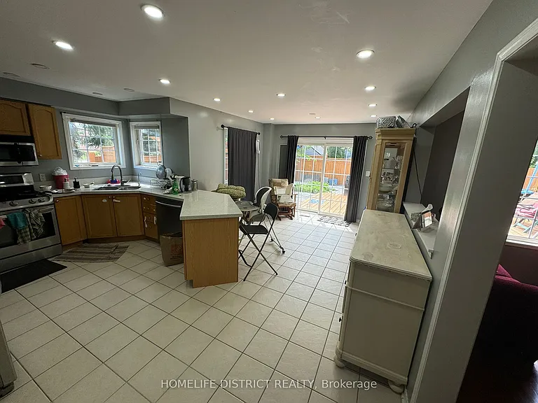 1100 Ashgrove Cres — Photo 19