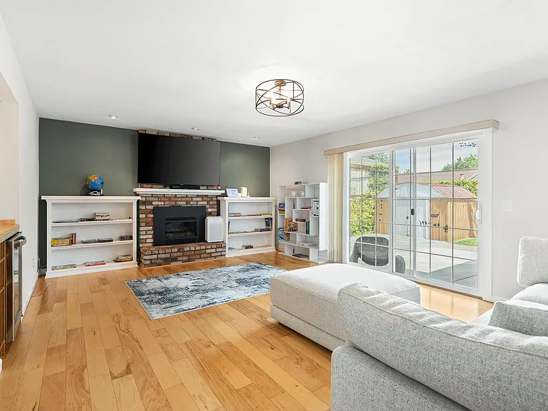 1066 Century Dr — Photo 12