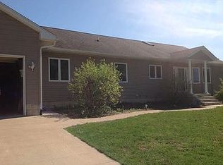 1611 5th St, Camanche, IA 52730