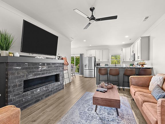 3rd image of 422 Fleeta Williams Way