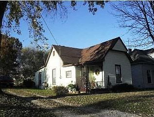 2nd image of 220 E 1st St