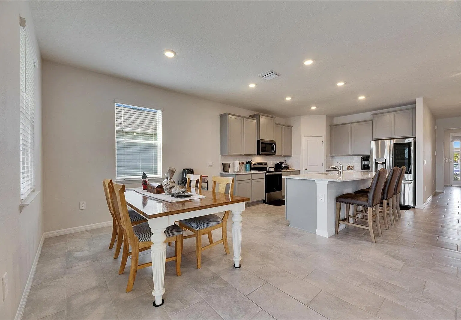 4 bed, 2700 sqft, $4,200 — Photo 3