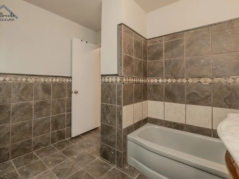 4505 University Ave — Photo 22
