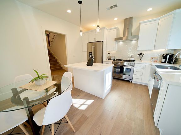 3rd image of 545555 Oxford Ave #555