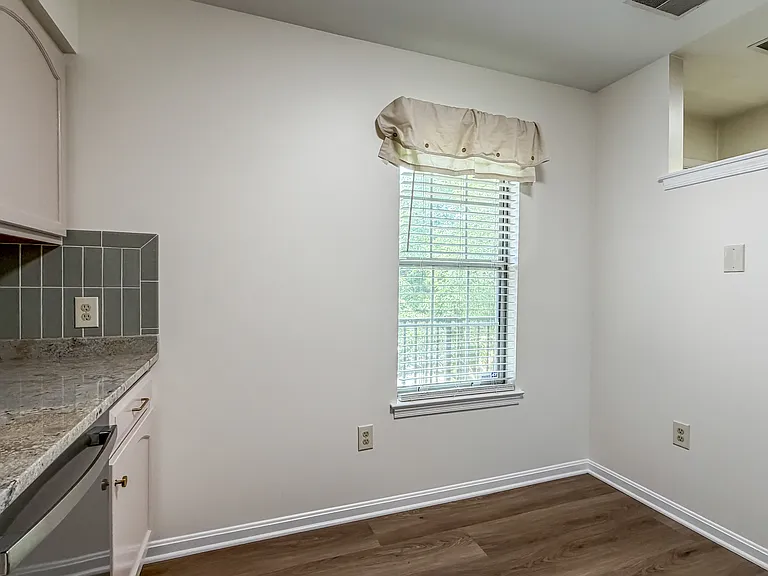 208 Greenview Dr — Photo 10