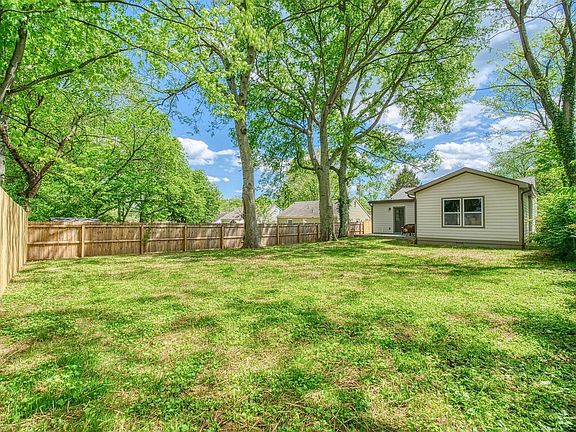 4th image of 903 Broadmoor Dr