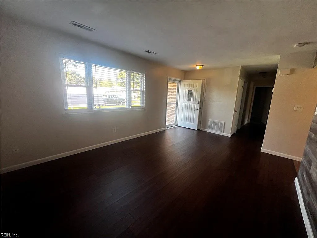 2741 Colonial DR — Photo 3
