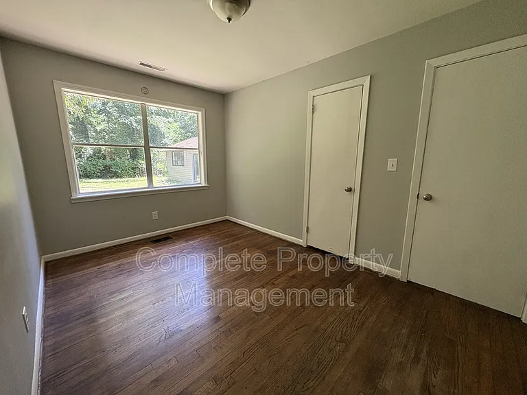 1221 Carol Cir — Photo 4