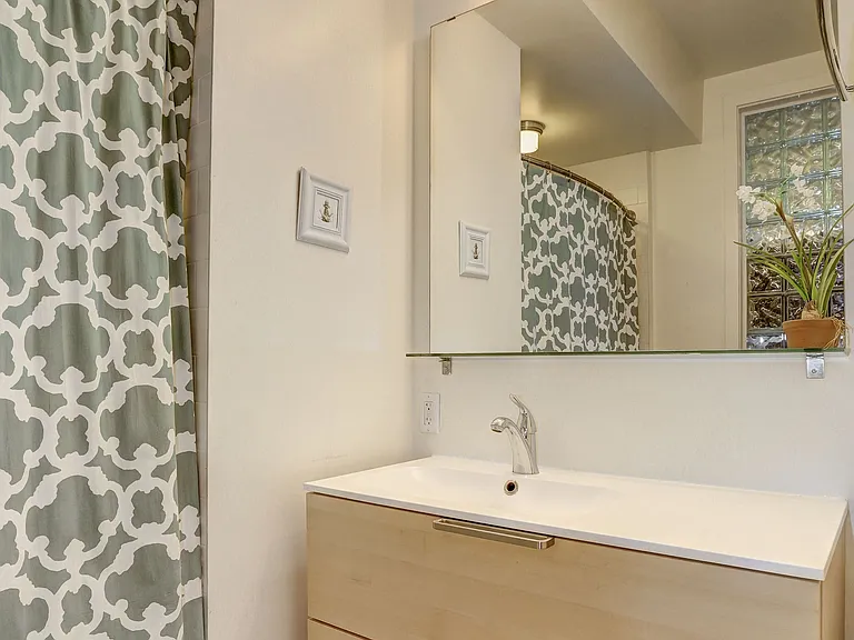 Full bathroom 1 (bedroom 1)