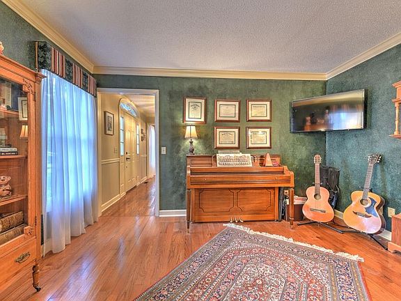 5th image of 1005 Wellington Blvd