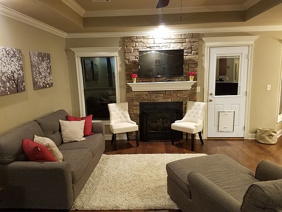 Living room & gas fireplace