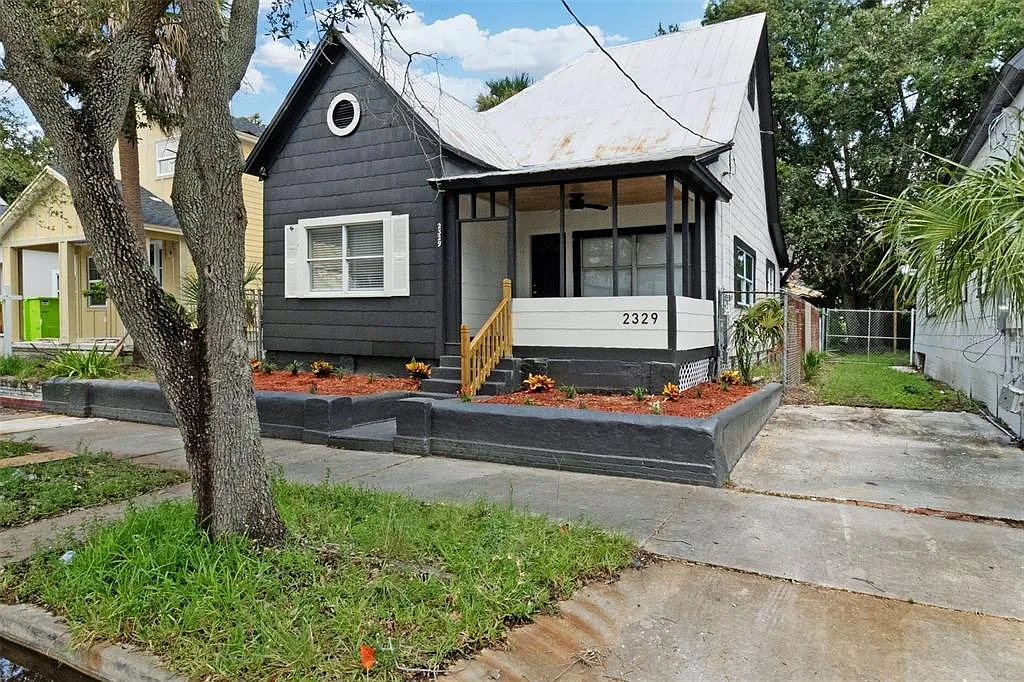 3 bed, 2.0 bath, 1088 sqft, $2,800 — Photo 1