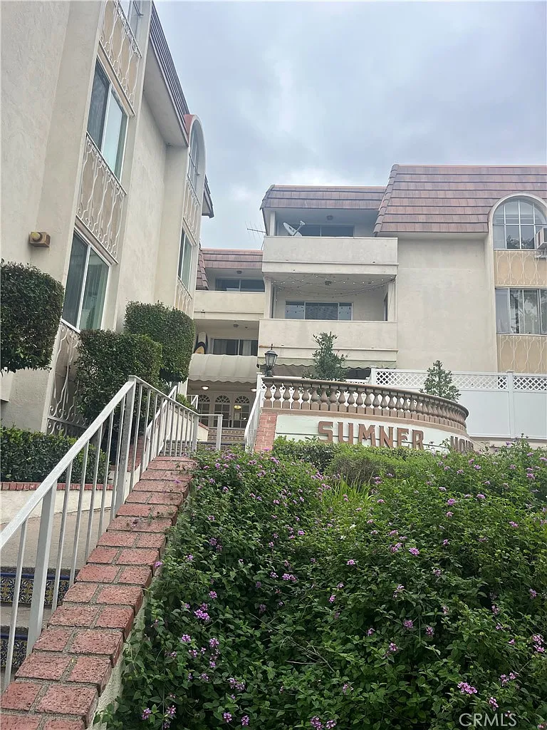 2 bed, 997 sqft, $2,700 — Photo 1