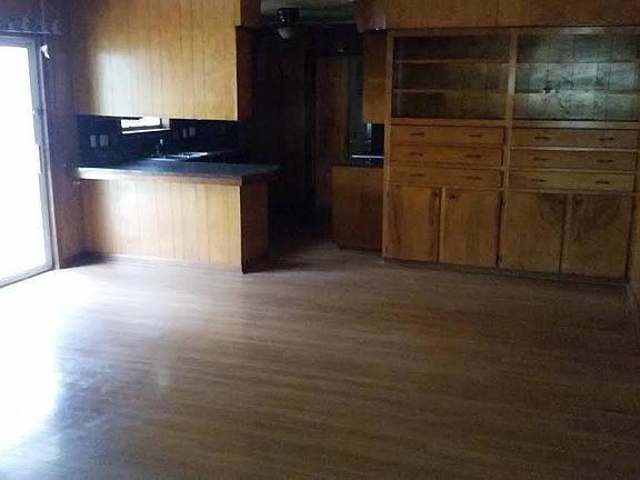 3rd image of 32 Tulip Dr