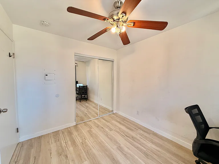 227 50th St #10 — Photo 12
