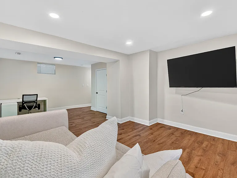 103 W 13th St #1 — Photo 29