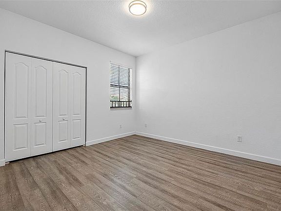 4th image of 9572 Town Parc Cir N #9572