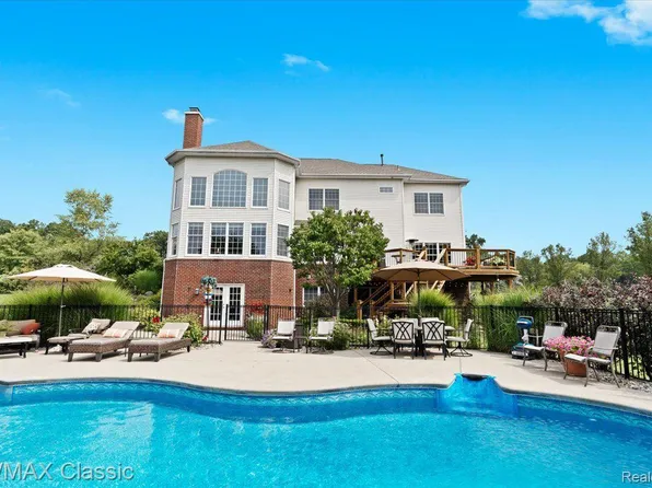 1936 Scenic Dr, Milford, MI 48380