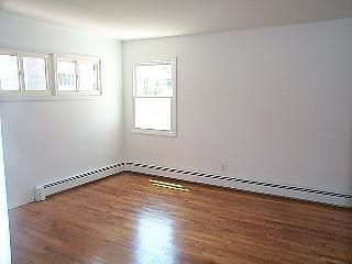 5th image of 110 Maple St