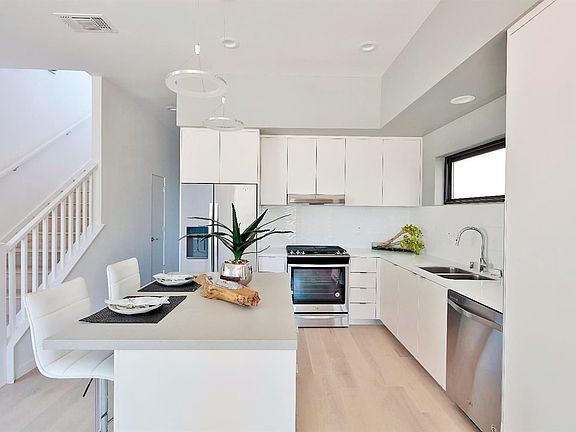 4th image of 2545 34th St