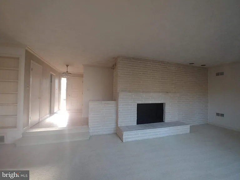 1429 Laburnum St — Photo 6