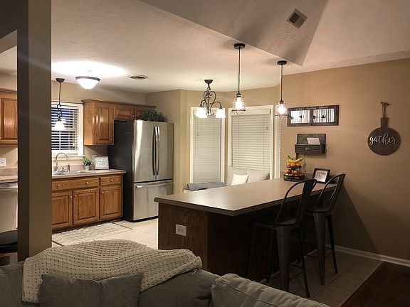 4th image of 106 Edwards Ct