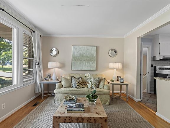 4th image of 624 Barrywood Dr