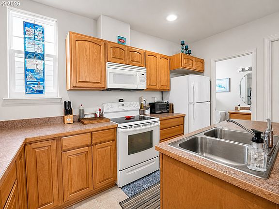 4th image of 179 Laurel St APT 16
