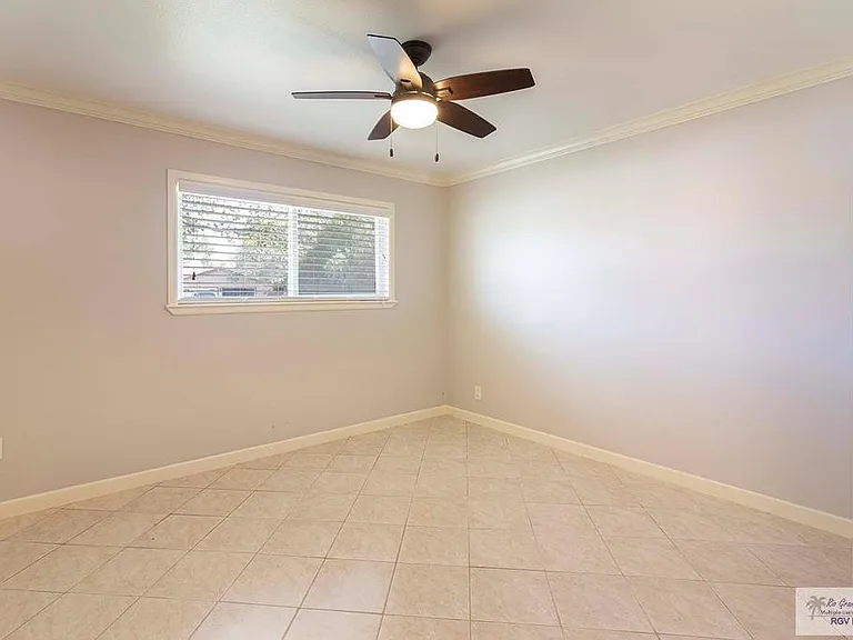 328 Creekbend Dr — Photo 16