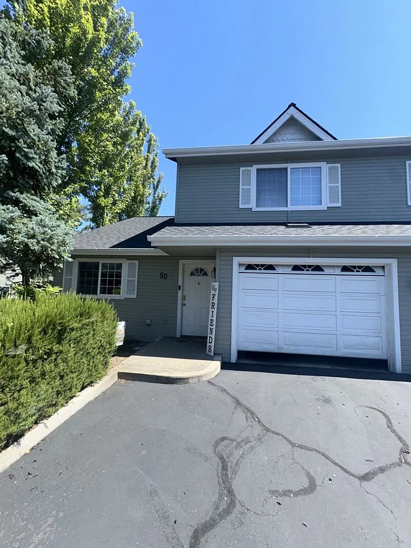 3 Bed, 2 Bath Townhouse in East Medford! — Photo 1