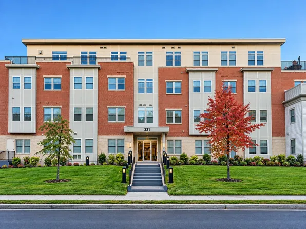 321 Hammond Pond Pkwy Unit 103, Brookline, MA 02467