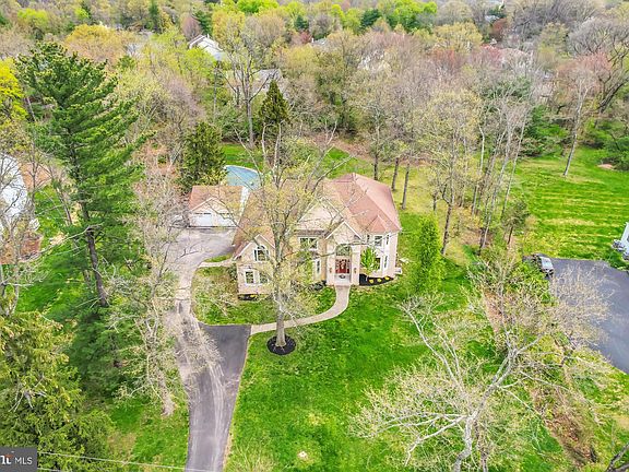 4th image of 916 N Surrey Dr