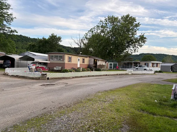 2300 7th St Trailer 12, Moundsville, WV 26041