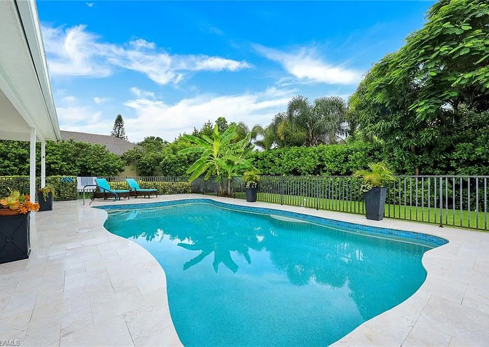 335 Lambton Ln