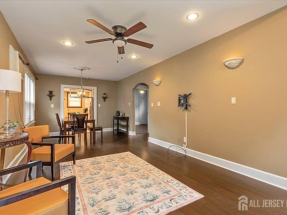 4th image of 278 Wilson Ave