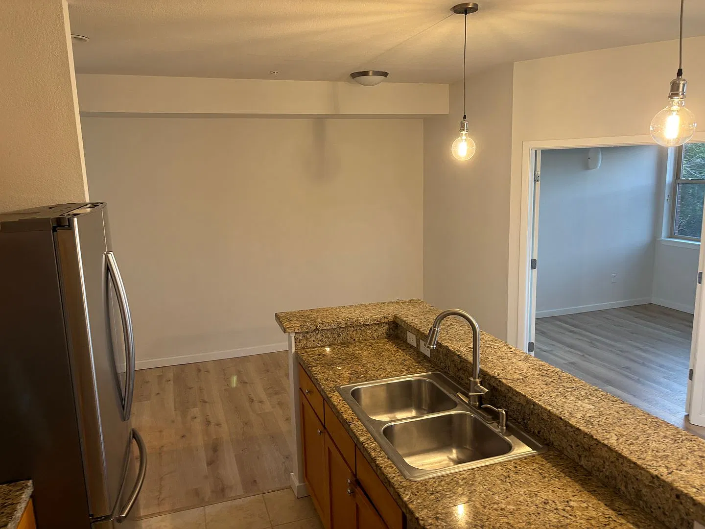1 Bedroom Condo with Office Available for 1-3 Month Lease — Photo 4
