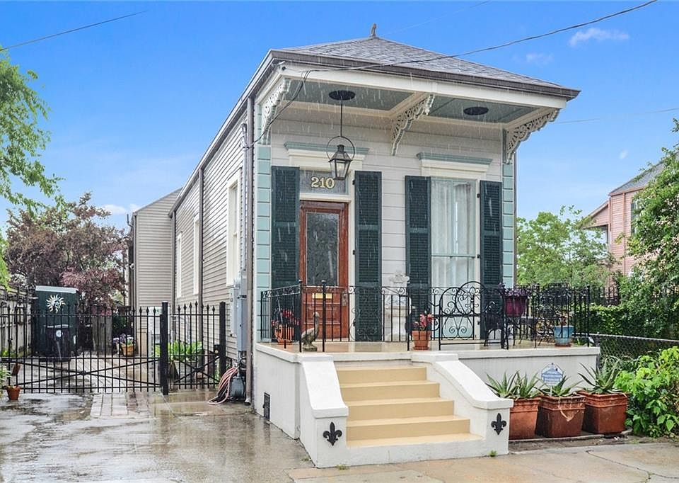 1st image of 210 Pelican Ave