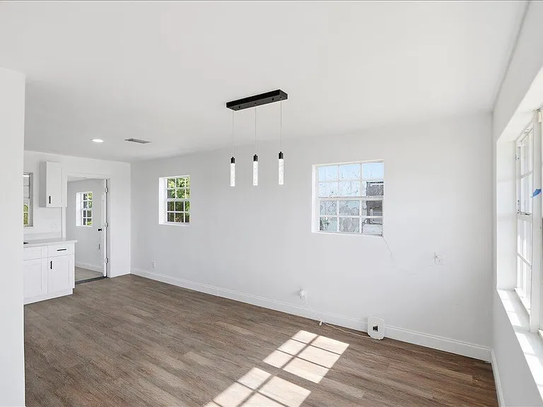 270 SW 10th Ave — Photo 8
