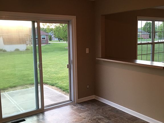 3rd image of 850 Tamarack Dr