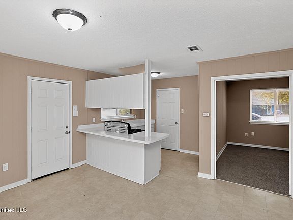 5th image of 2446 Overbrook Dr
