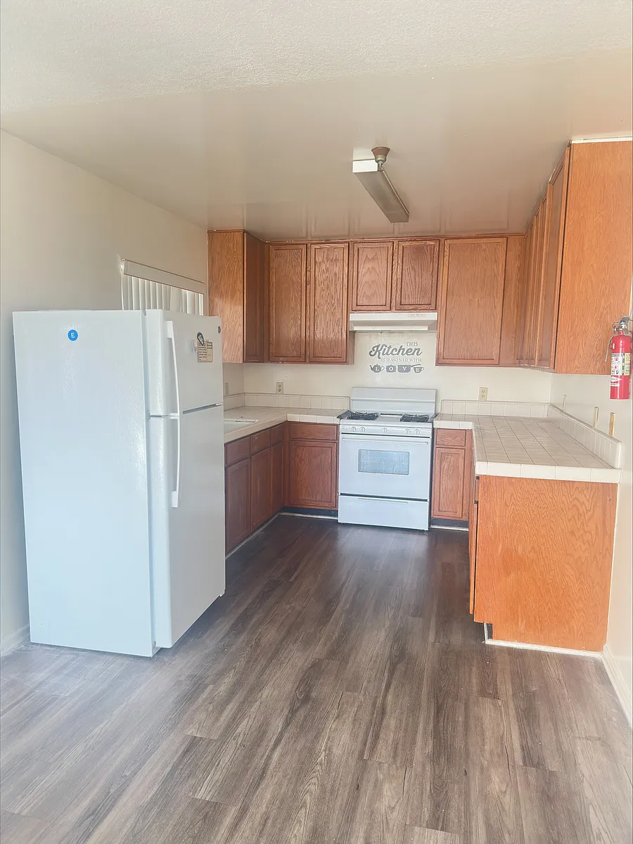 Building Photo - 832 S Lake St #301